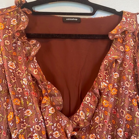 Beautiful multi colored blouse with flattering neckline. - Picture 2 of 9